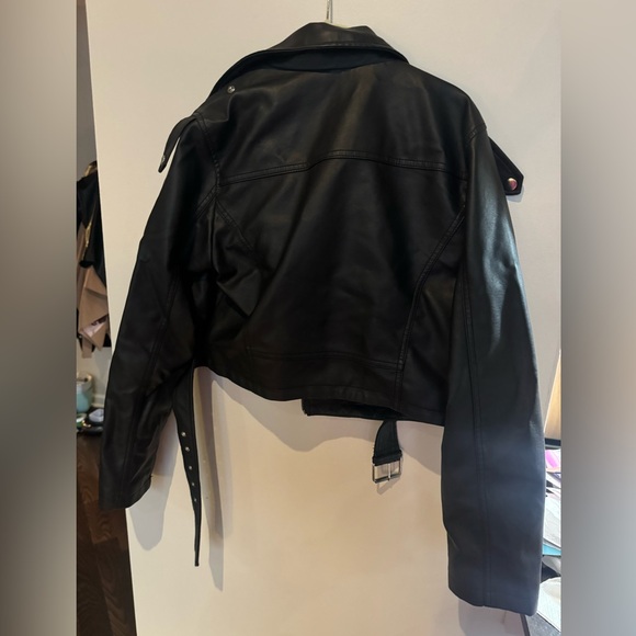 Size Large Like New Faux Leather Cropped Black Jacket Forever 21 - Picture 4 of 6